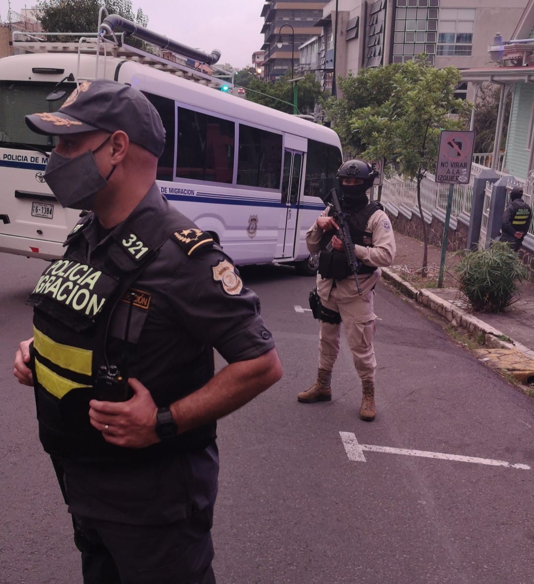 La policía migratoria realizó allanamientos en varias partes del país. (@migracioncostarica)