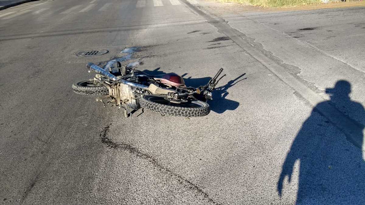 El motociclista que se pasó un semáforo en rojo terminó lesionado tras estrellarse contra un vehículo. (Milenio Digital)