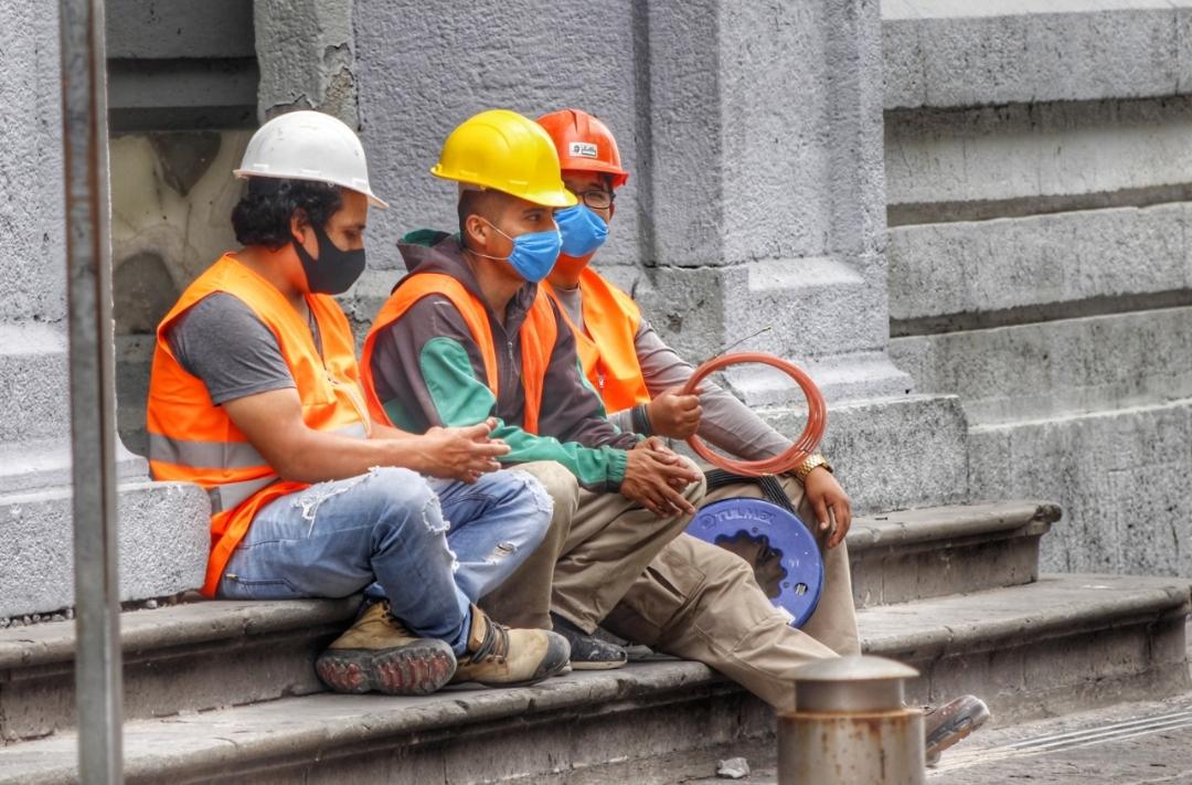 Trabajadores de la construcción toman un descanso de la obra en la que laboran en el centro de Puebla. (Melanie Torres)