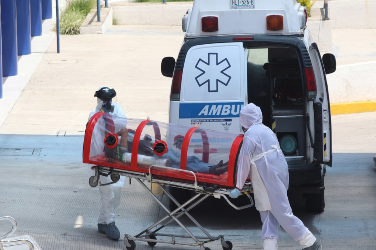 Traslado de paciente por personal de salud al Hospital General de Cholula. (Agencia Enfoque)