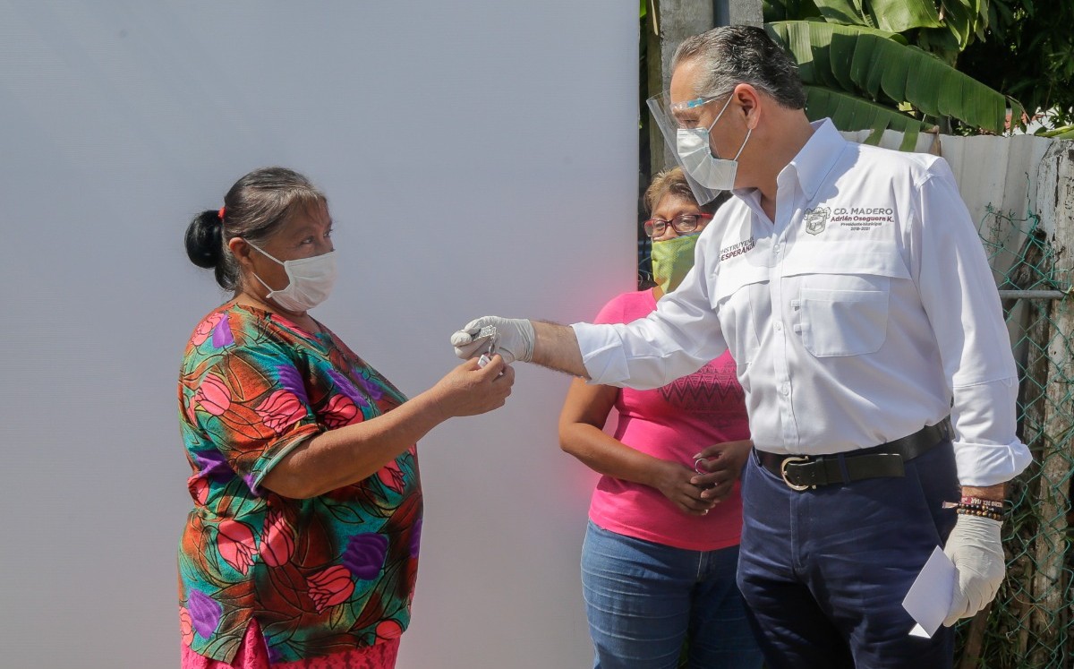 Adrián Oseguera entrega viviendas a familias de escasos recursos en Ciudad Madero. (Cortesía)
