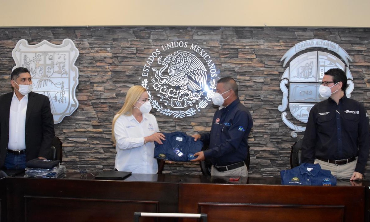 Alma Laura Amparán entrega uniformes a integrantes del SUTRA. (Cortesía)