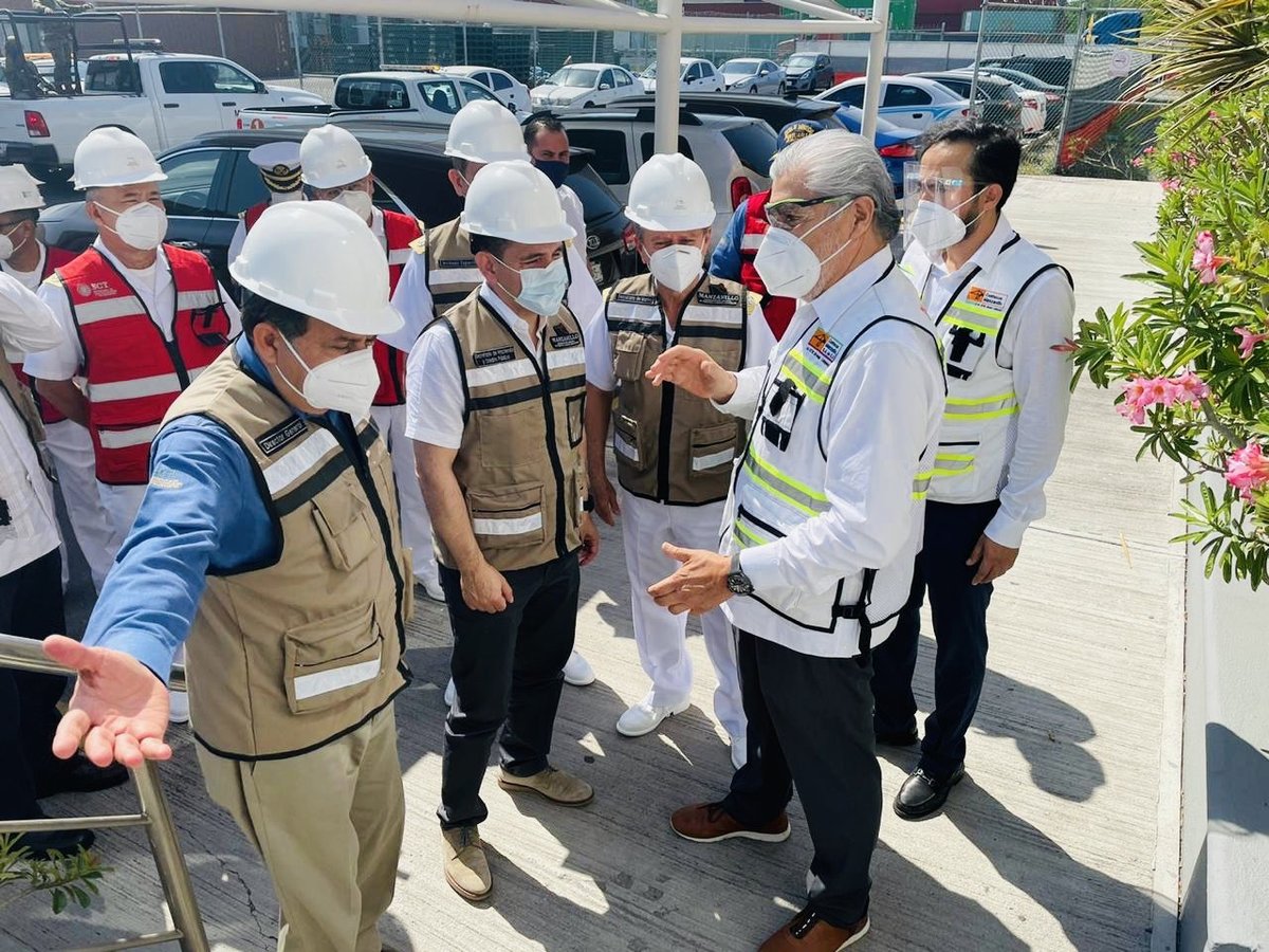 Arturo Herrera visitó el Puerto de Manzanillo.