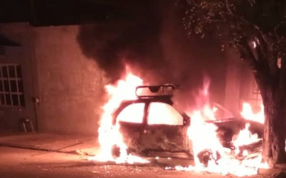 Asesinan en Celaya a hombres, incendian casa y atacan a GN