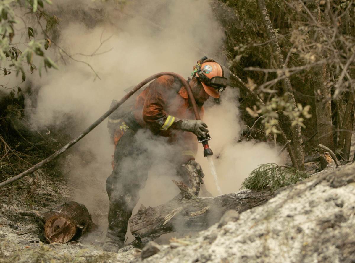 Bombero extinguiendo el fuego. Foto: REUTERS/Robert Galbraith