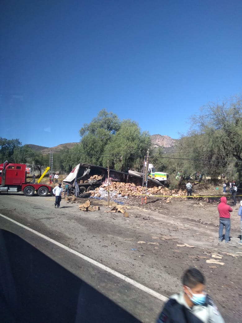 Camión de cerveza tiene accidente sobre carretera Pachuca-Actopan (Cortesía: Edna Ángeles)