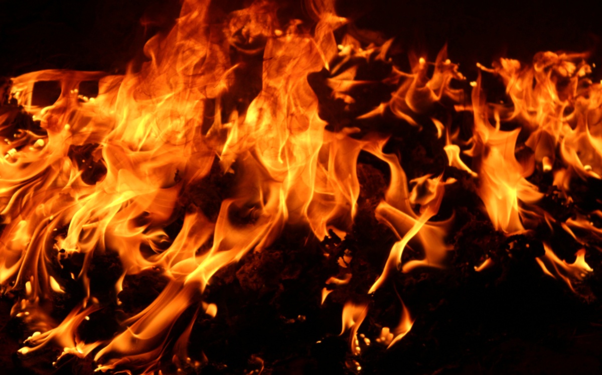 Captan incendio que se niega a apagar (Shutterstock)