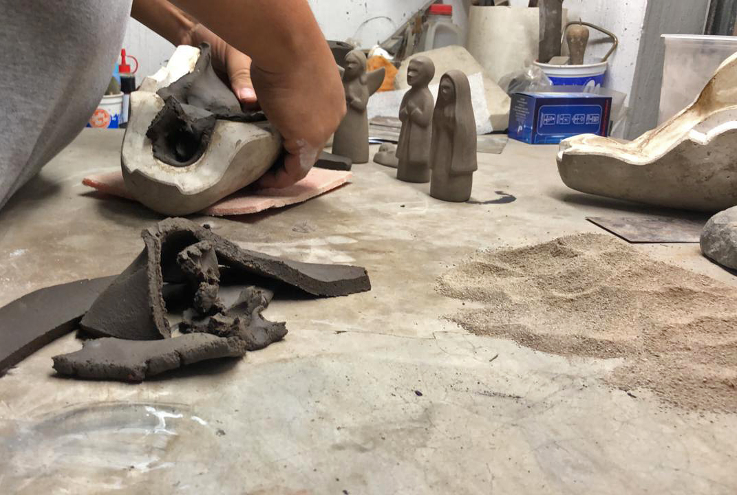 Aquí se conjugan el agua, barro, pintura y fuego. (Fernando Carranza)
