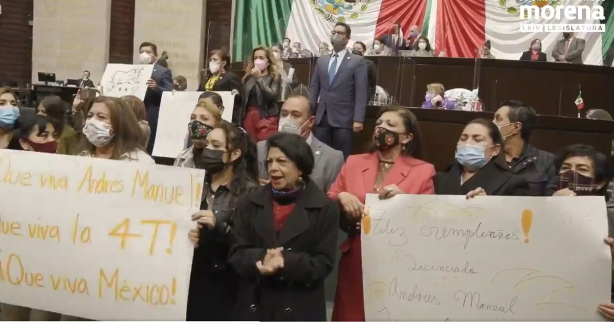 Alrededor de 40 diputados de Morena entonaron esta madrugada en el Palacio de San Lázaro 'Las Mañanitas'. (Captura de pantalla)