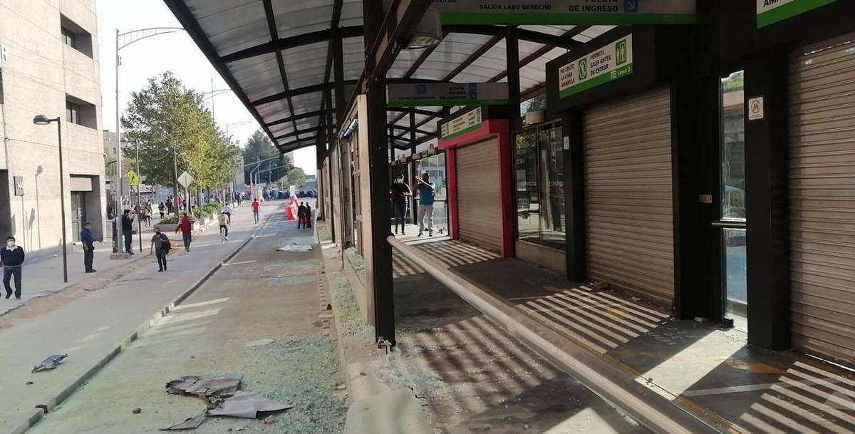 La estación resultó con afectaciones de pintas, 15 cristales dañados y cuatro mamparas de publicidad. (Janayna Mendoza)