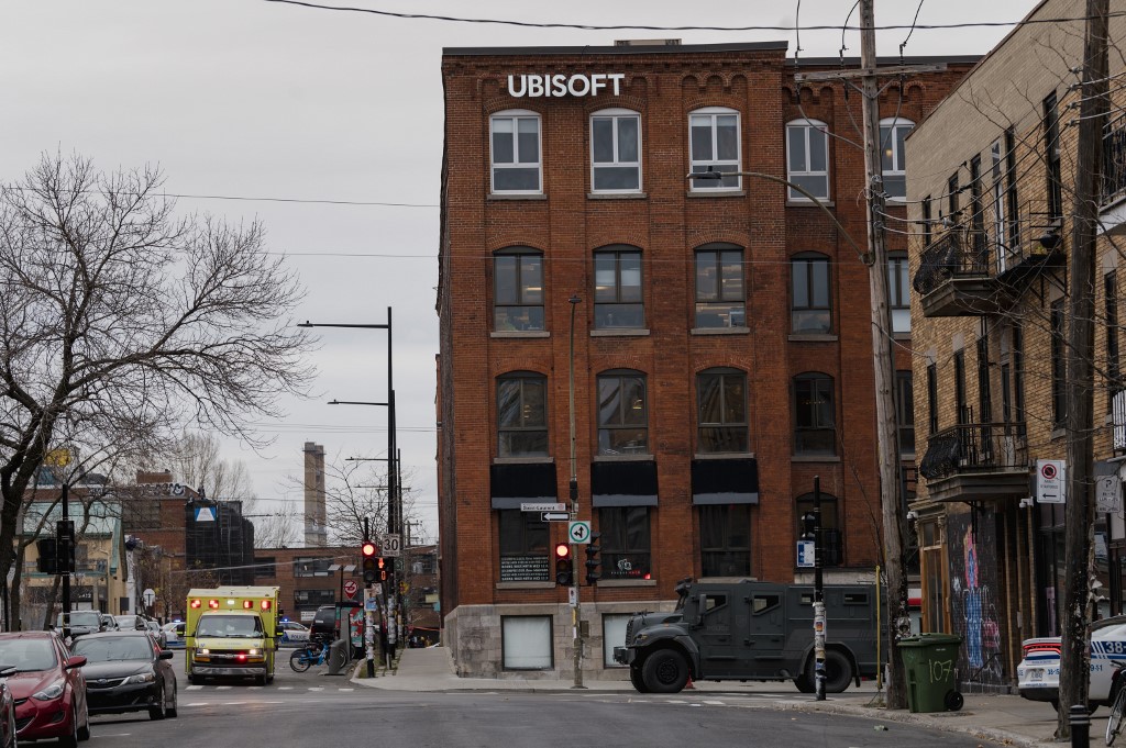 Las oficinas de Ubisoft en Montreal, con elementos policíacos ante una supuesta toma de rehenes. (AFP)