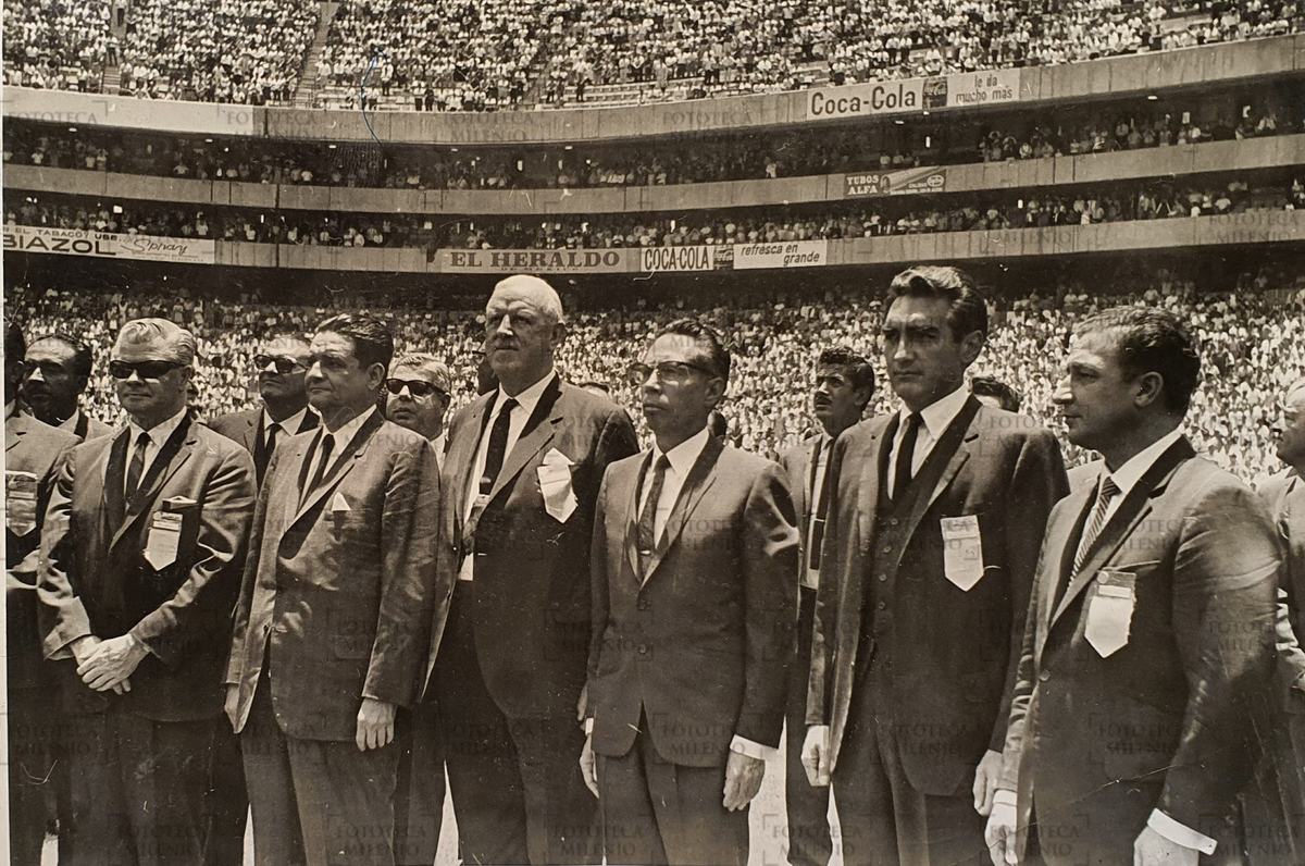 El presidente Gustavo Díaz Ordaz en la inauguración del Estadio Azteca (Fototeca Milenio)