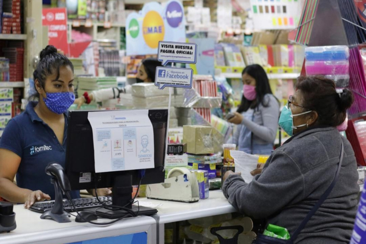 Trabajadora de un papelería. (Agencia Enfoque)