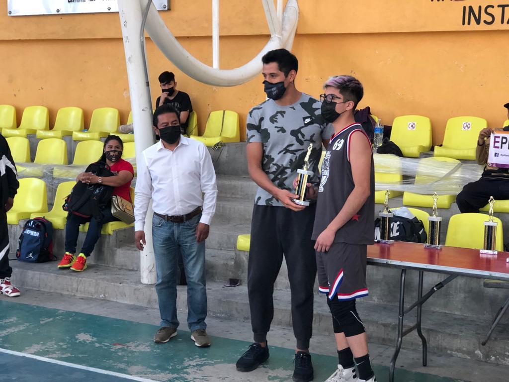 Acudió al Deportivo Nezahualcóyotl a un evento para entregar trofeos y diplomas a los ganadores de un cuadrangular juvenil. (Especial)
