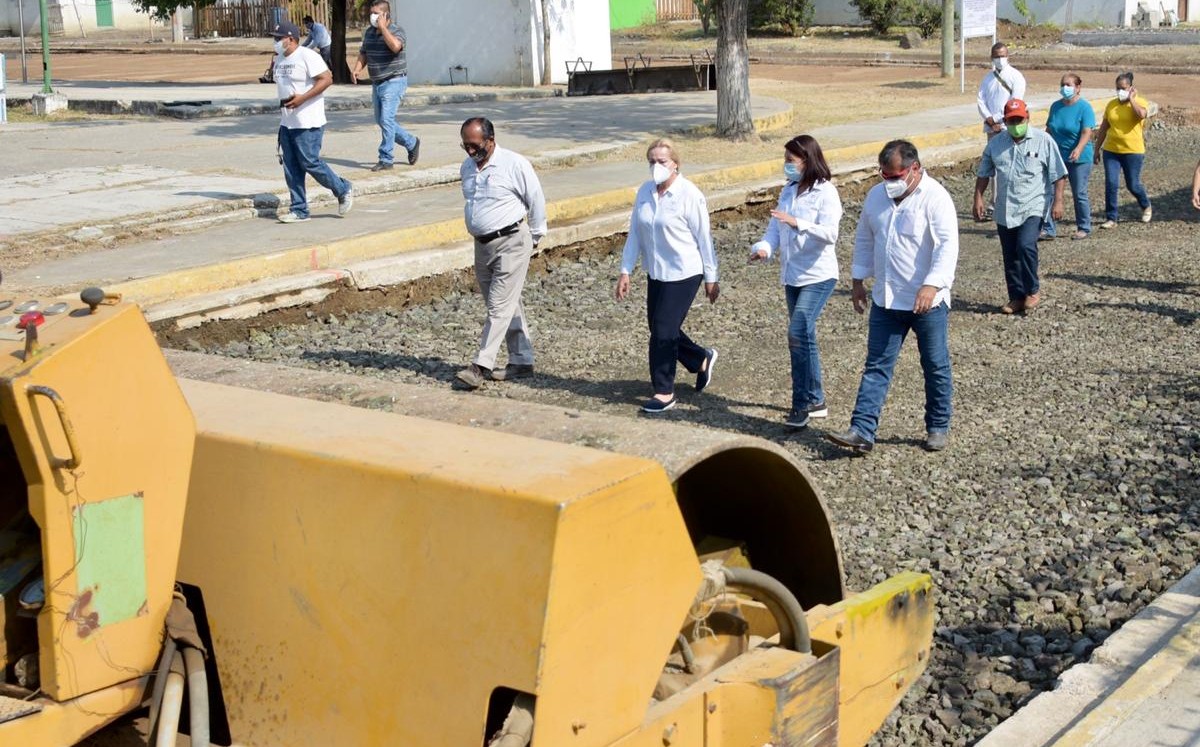 Alma Laura Amparán supervisa pavimentación. (Cortesía)