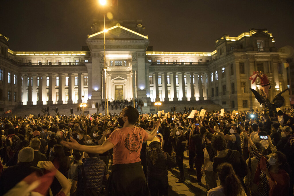 Miles de personas han salido a las calles contra la destitución de Martín Vizcarra como presidente. (AP)