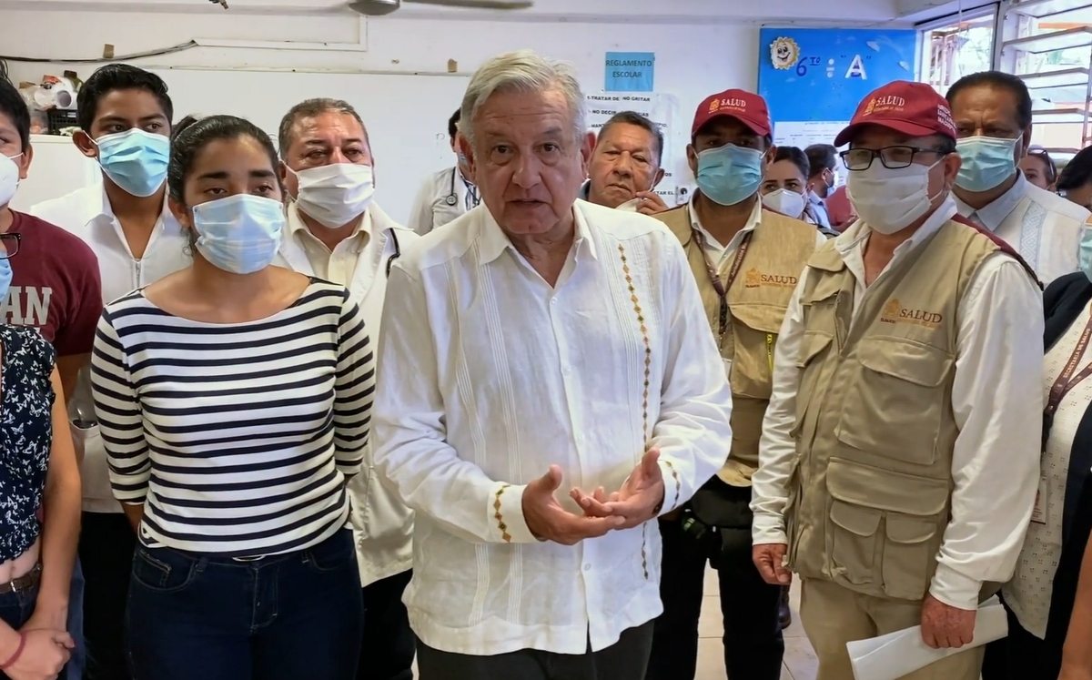 El Presidente durante su recorrido por Macuspana por las inundaciones en Tabasco. (Especial)