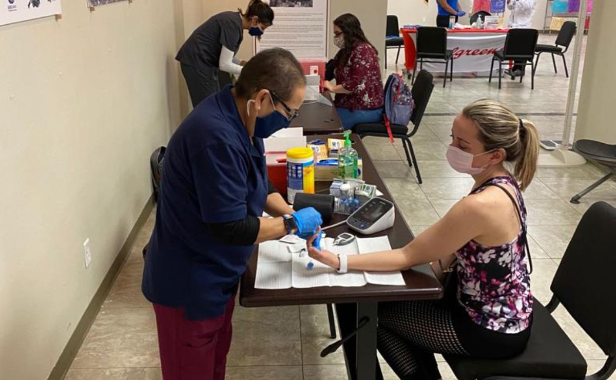 Prueba de glucosa en Consulado de Tucson (Twitter @ConsulMexTuc)
