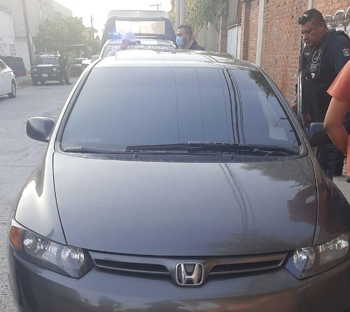 Viajaban en un vehículo sedan gris. (Especial)