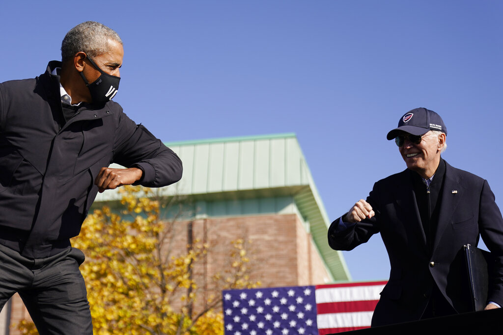 Barack Obama junto al presidente electo Joe Biden durante sus días de campaña. (AP)