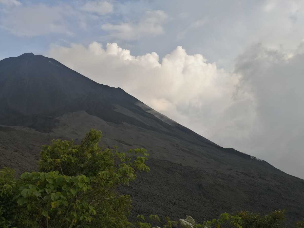 La explosión del volcán Pacaya se registró durante las primeras horas del dominfo. (Twitter: Conred Guatemala)