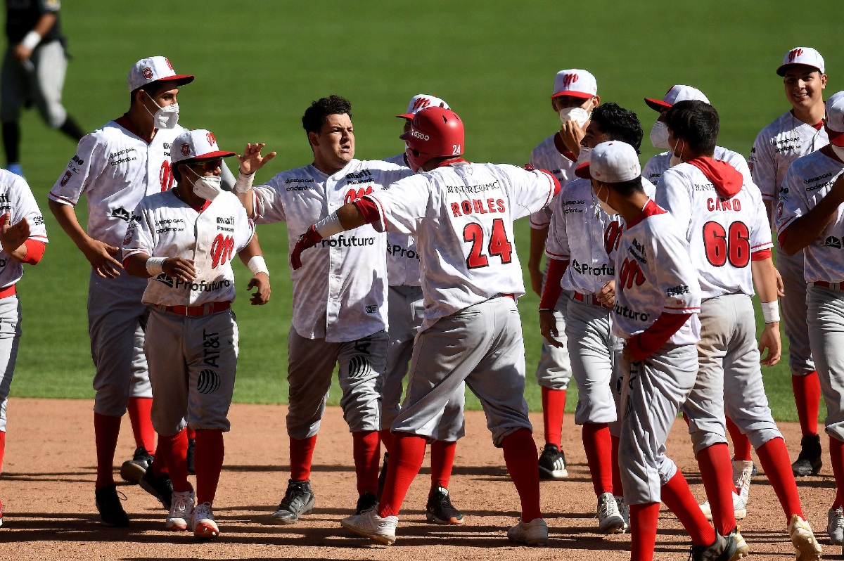 Heriberto Morales le da el triunfo al equipo Fernández (Enrique Gutiérrez / Diablos Rojos)