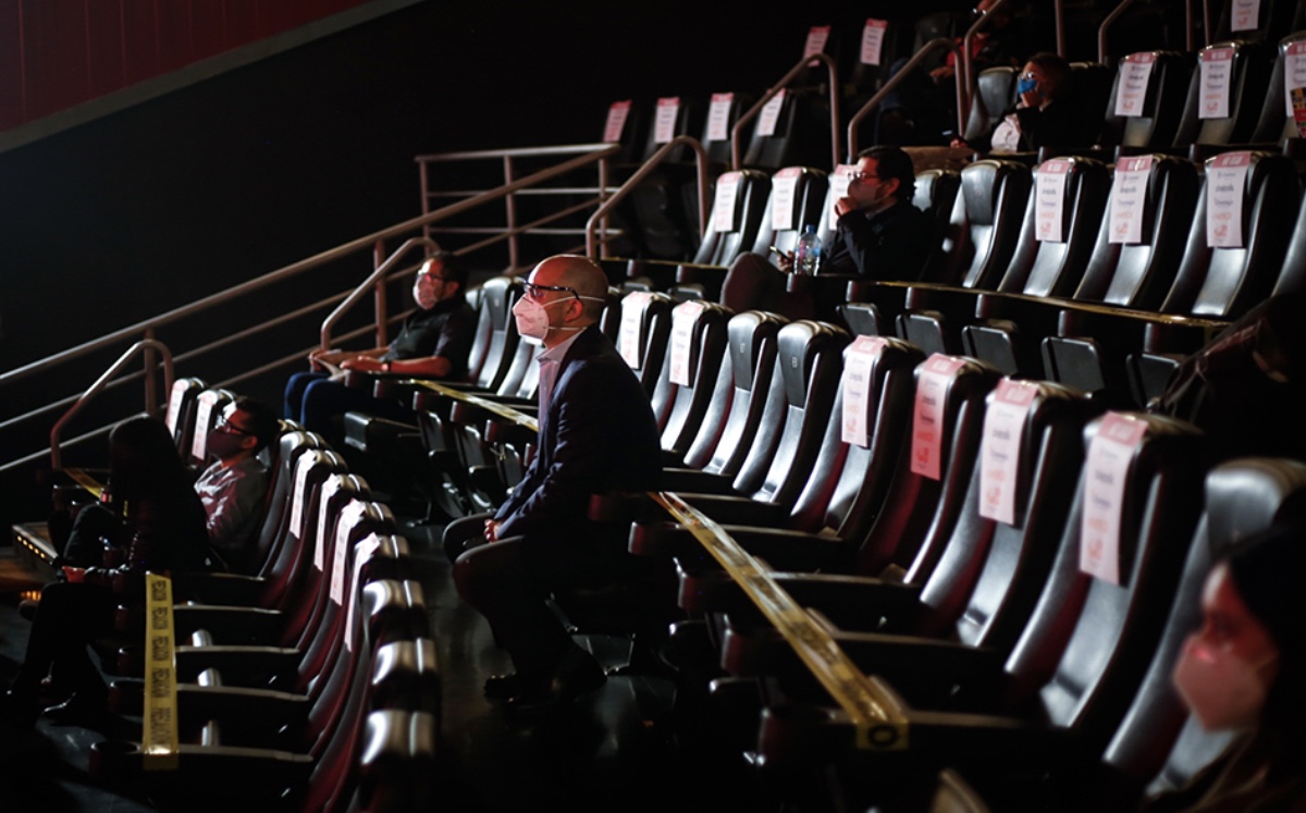 En la industria del entretenimiento los cines fueron de los primeros espacios en volver a la ‘nueva normalidad’, con estrictas medidas sanitarias y un