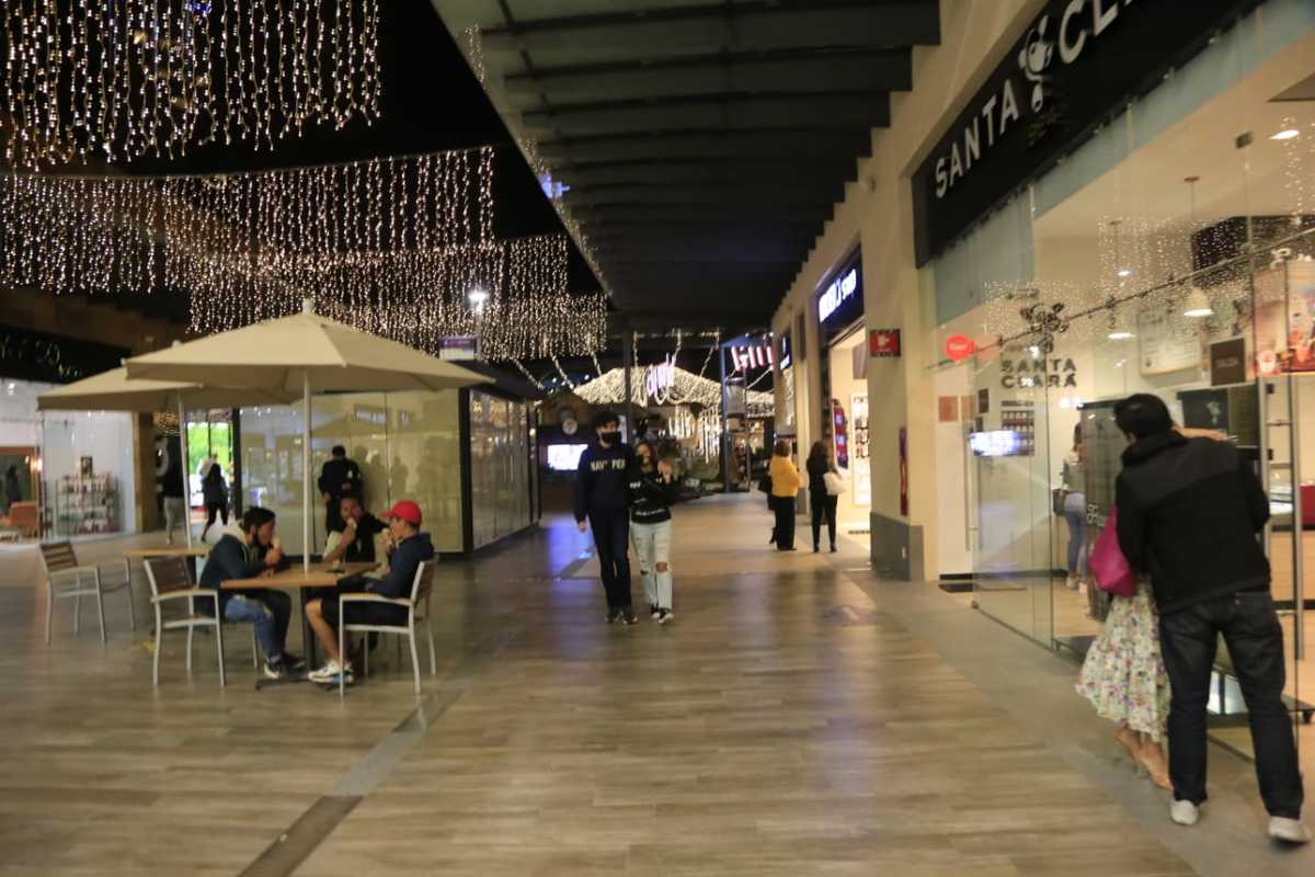 Mayor movilidad en los centros comerciales. (Andrés Lobato)