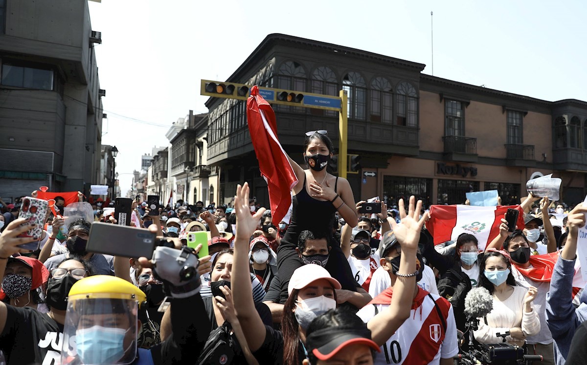 Ya con Merino fuera del poder, nada impidió a los manifestantes volver al centro de Lima y llegar frente al Congreso. (EFE)