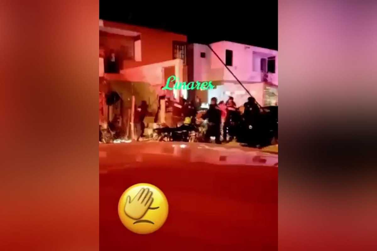 Pelean civiles y policías en Nuevo León por suspensión de fiesta. Foto: Especial.