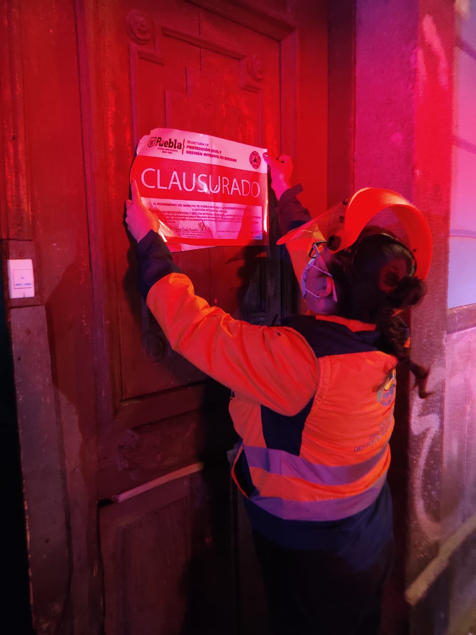 Protección Civil municipal clausura negocio. (Angélica Tenahua)