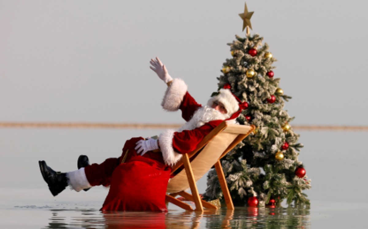 Santa Claus en su visita al Mar Muerto (Reuters)