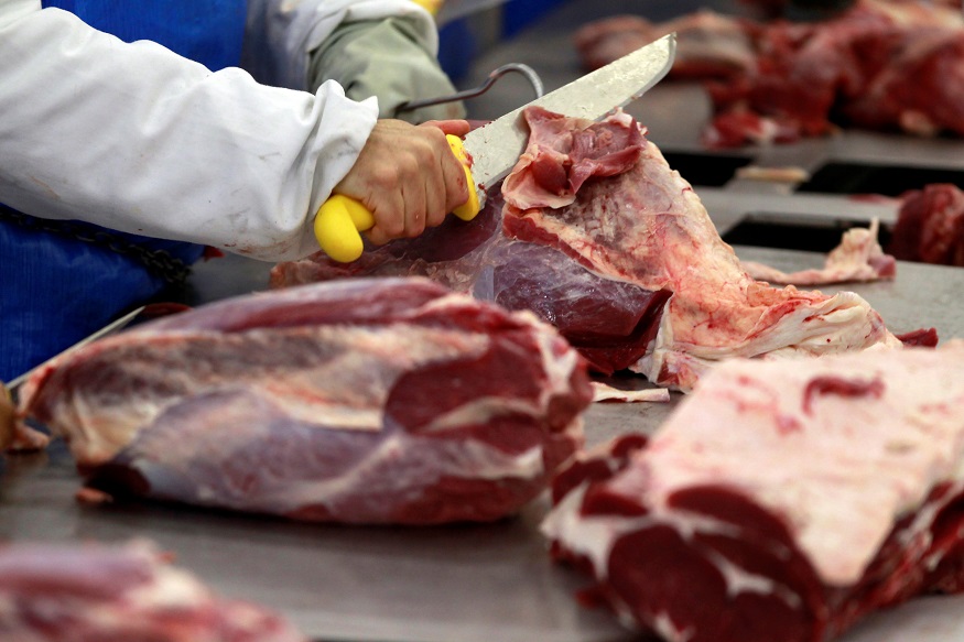Trabajador cortando carne en un matadero del grupo Marfrig en Promissao, Brasil. (Reuters)