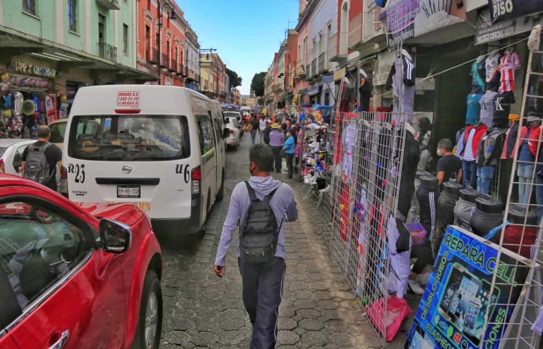 Desbordamiento social y ambulantes en Centro Histórico. (Andrés Lobato)