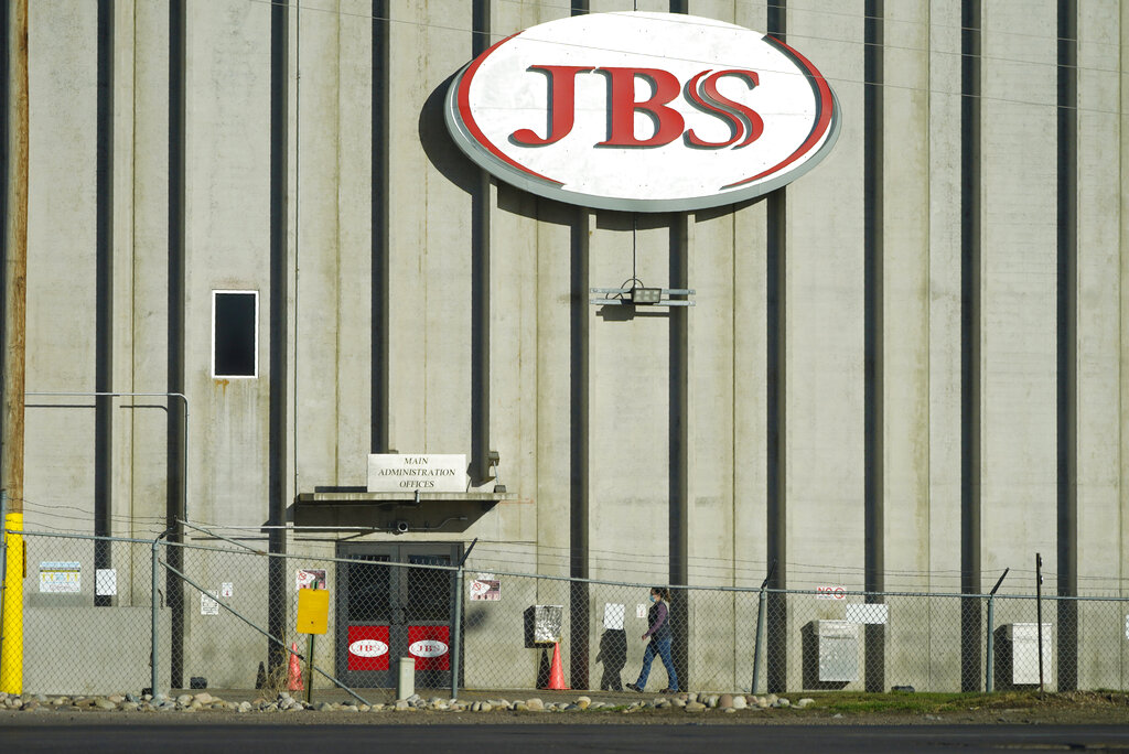 En diversas plantas procesadora de carne en el mundo, incluida JBS, tuvieron brotes de covid-19 en sus empleados. (AP)