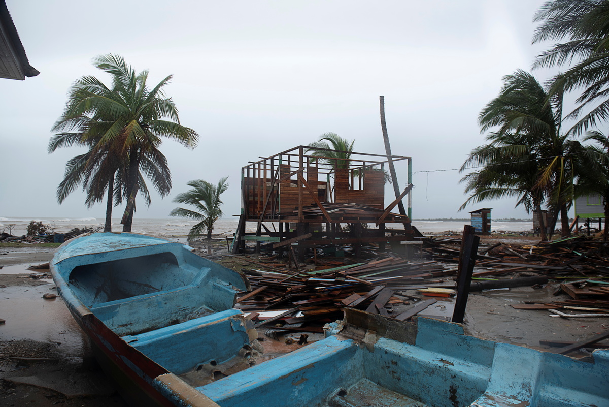 Se espera que Iota empiece a perder fuerza en las próximas horas mientras más avance a tierra. (AP)
