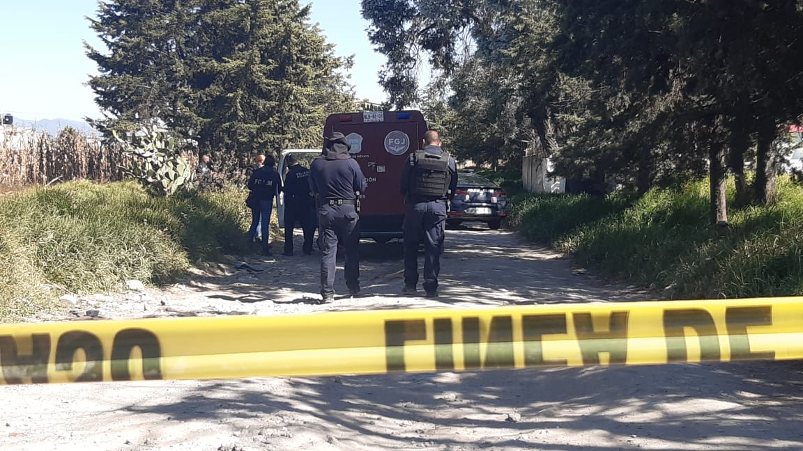 Al lugar llegaron elementos de la policía municipal y confirmaron que se trataba del cuerpo de un hombre y con una bolsa en la cabeza. (Especial)