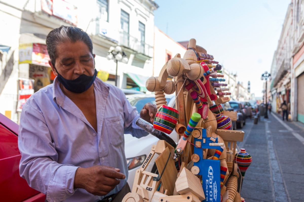 Lorenzo Francisco Vargas intenta vender sus juguetes de madera y artesanías en el centro de la ciudad. (Andrés Lobato)