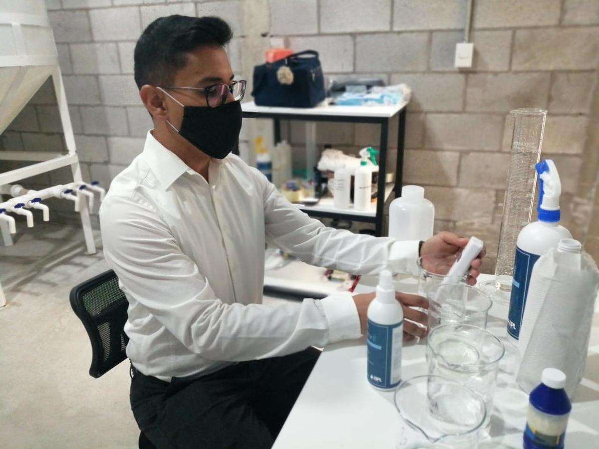 Lucio Rodríguez crea químico desinfectante a base de sal sin toxicidad. (Especial)