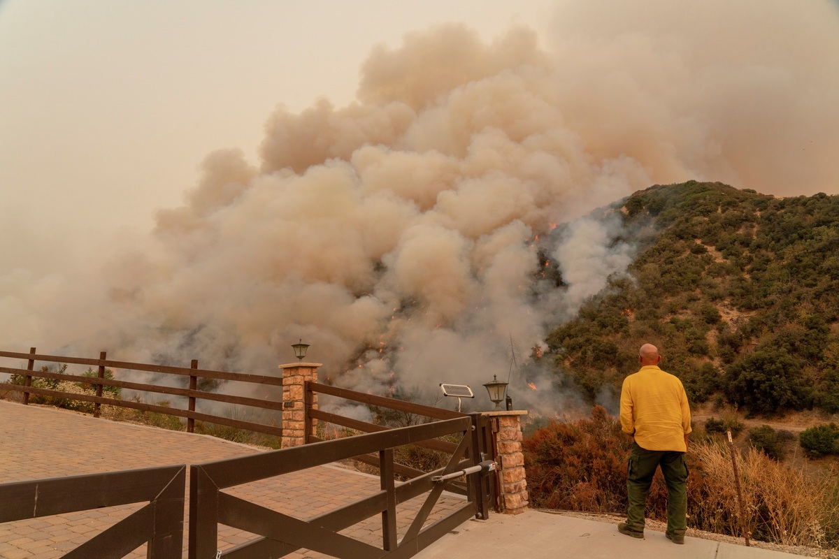 Una persona observa parte del incendio El Dorado, en San Bernardino. Foto: Kyle Grillo