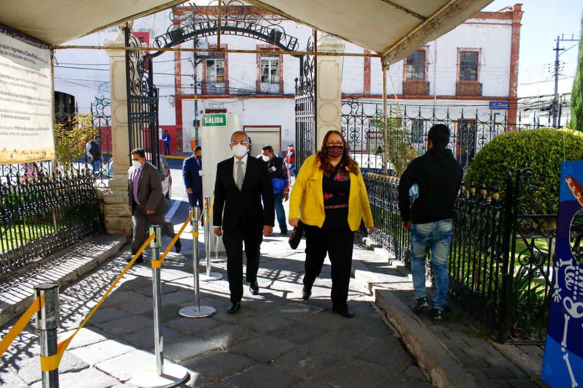 Tania Meza, presidenta interina de Pachuca, y Sergio Baños, alcalde electro. (Cortesía)