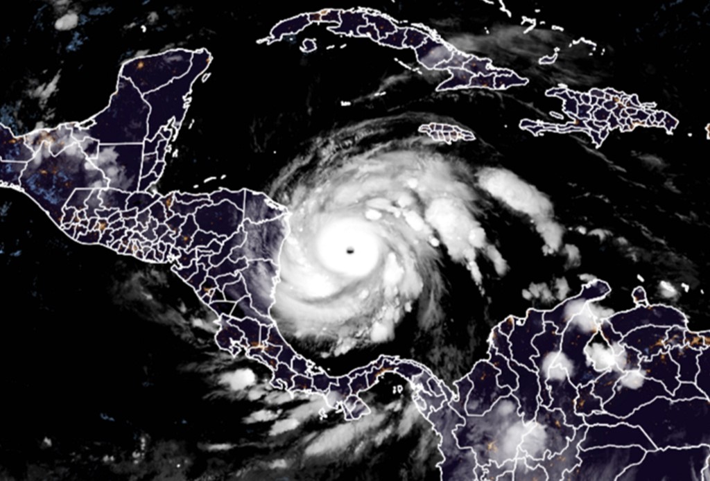 La vista del huracán 'Iota' en imagen de satélite horas antes de que tocara tierra. (AFP)