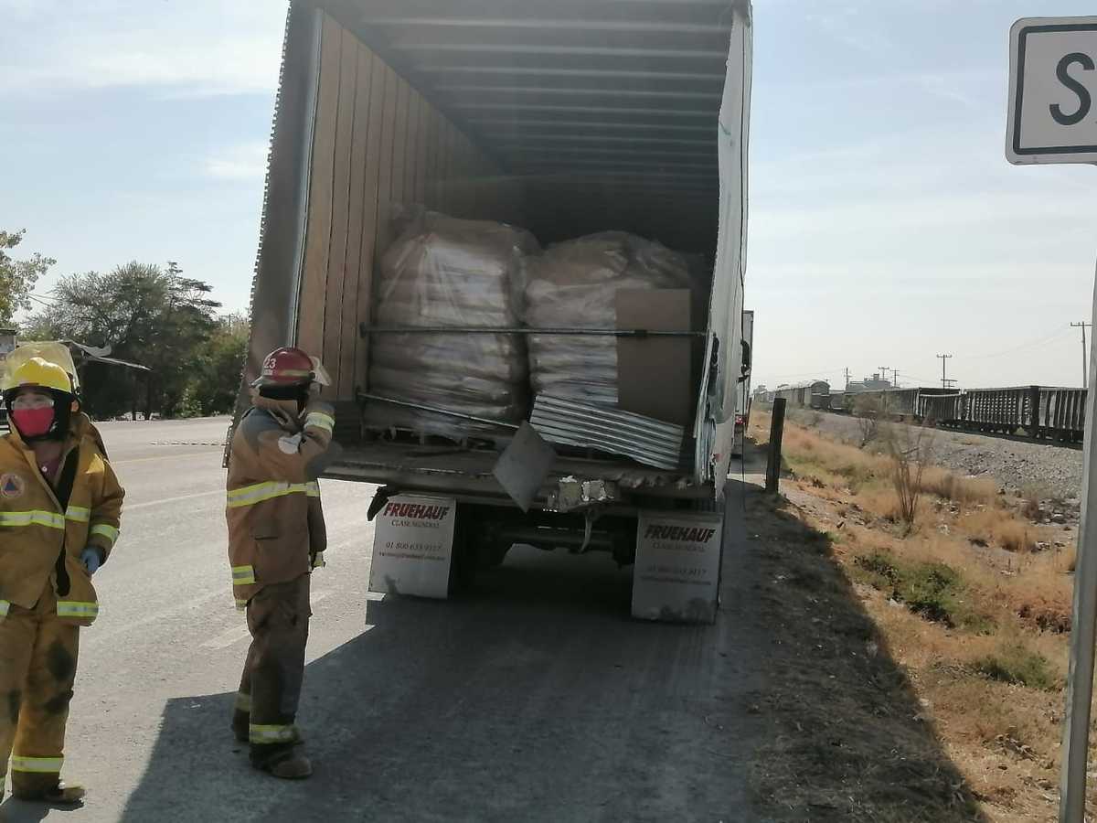 Un camión  de carga que quiso ganarle el paso al ferrocarril fue alcanzado por la máquina. (Notivox Digital)