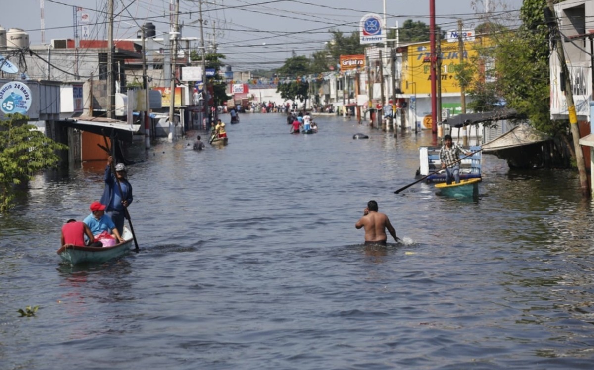 CFE interrumpe servicio eléctrico en zonas inundadas de Tabasco