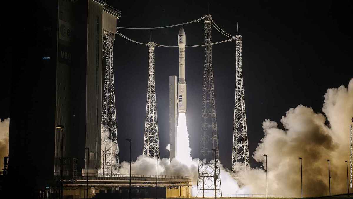 El cohete con el satélite español "Ingenio" se desvió 8 minutos después de despegar. (EFE)