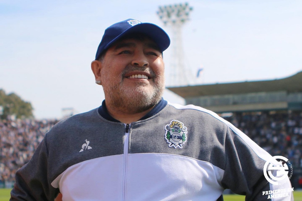 Diego Maradona reaparece como DT del Gimnasia mediante una videollamada (Twitter @gimnasiaoficial)