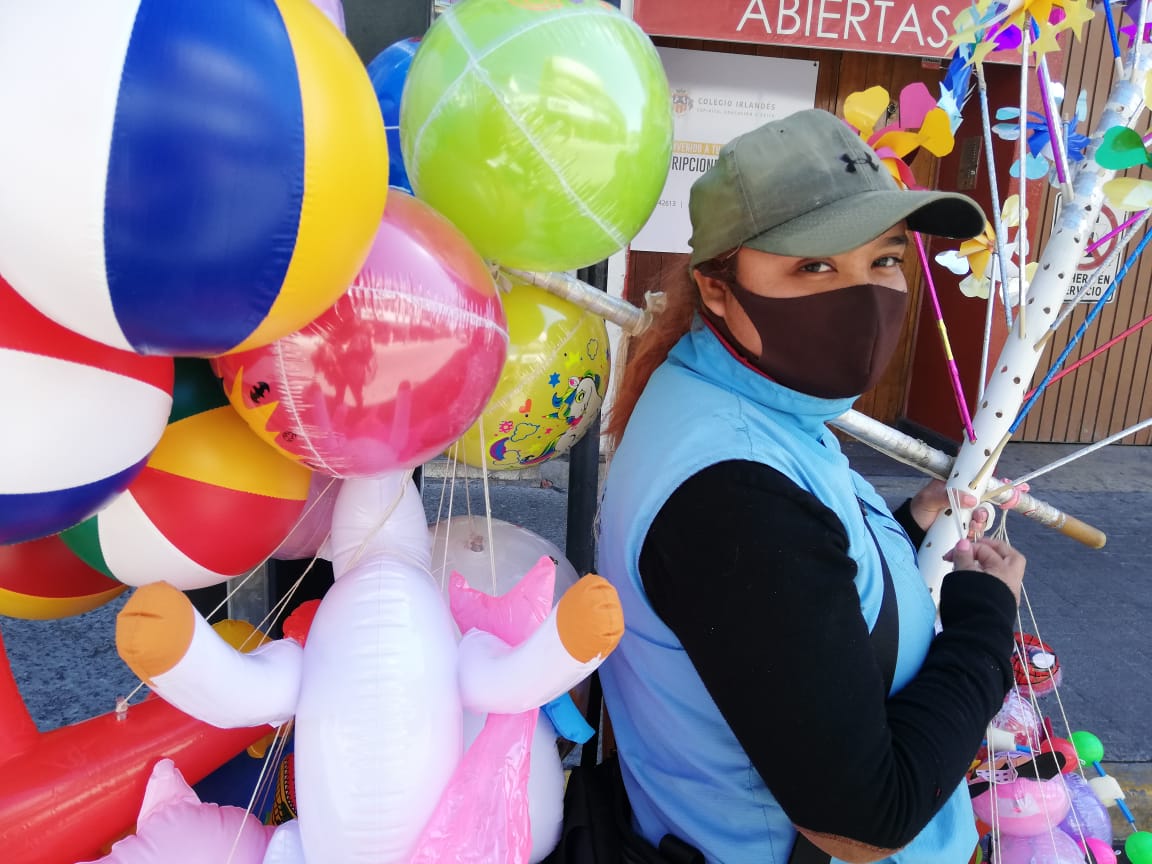 Estefanía López tienen 22 años y ayuda a sus padres a vender sus productos coloridos. (Elizabeth Hernández)