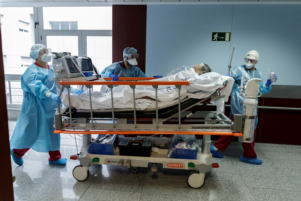Los hospitales continúan atendiendo casos de coronavirus. | EFE