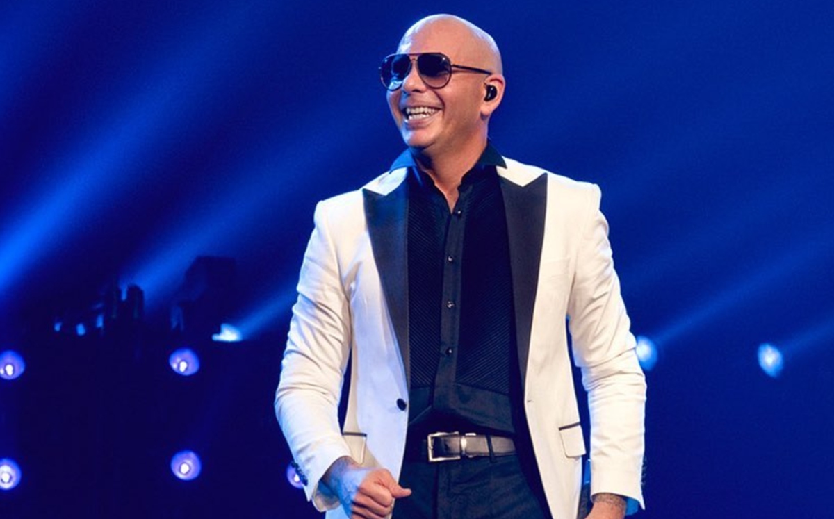 Pitbull será acompañado en el escenario por personal médico (Instagram).