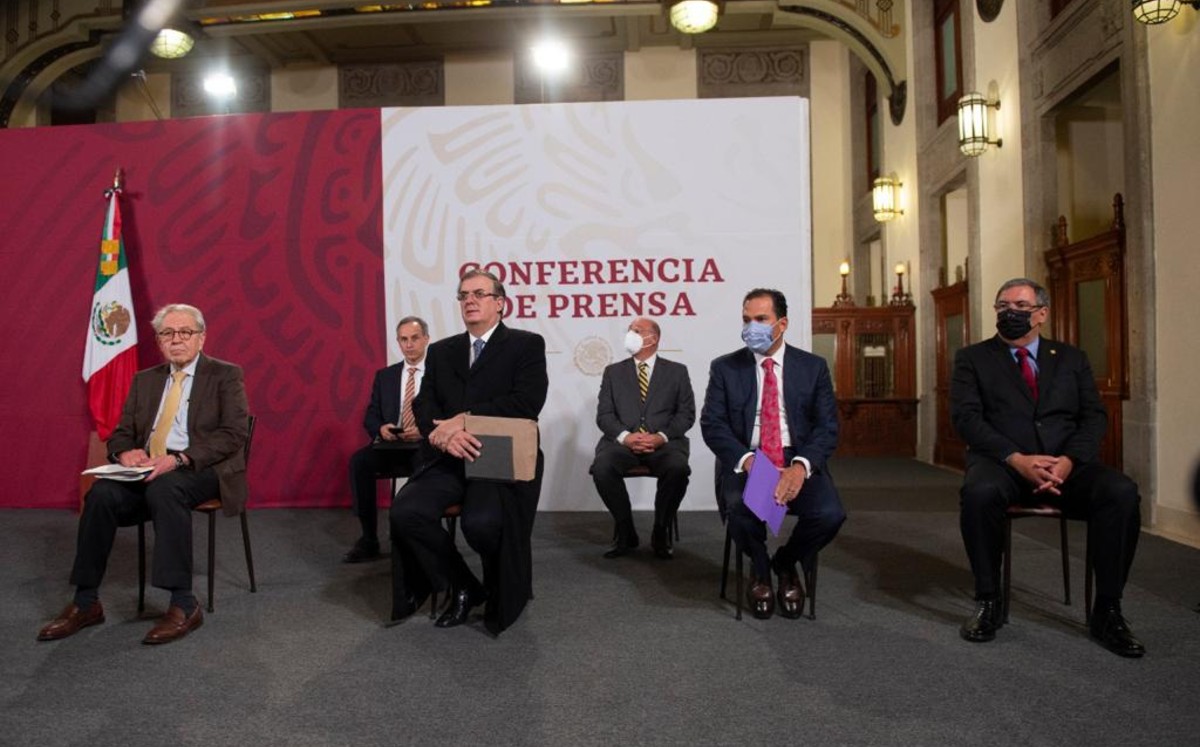 El presidente López Obrador y los titulares de asociaciones hospitalarias en La Mañanera. (Cortesía)